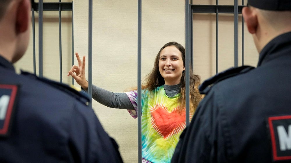 Fängslad rysk aktivist gör konst till Amnesty-konsert på Cirkus