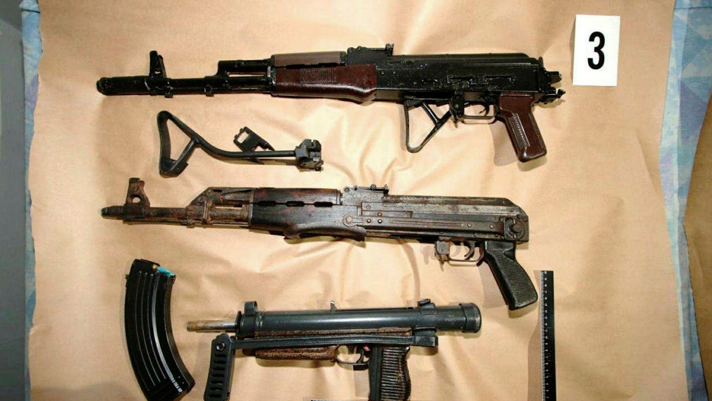Några av de vapen som beslagtagits i utredningen mot det så kallade Vårbynätverket.