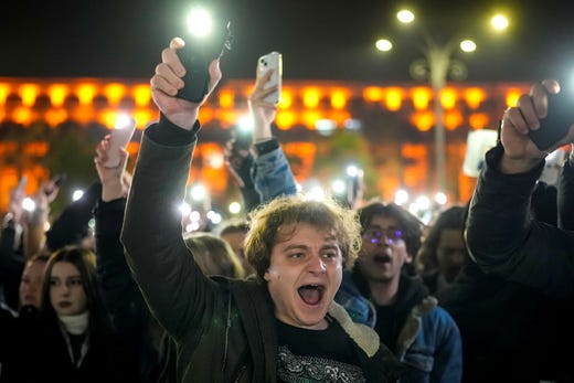 Protester i Bukarest mot högerpolitikern Calin Georgescu efter hans seger i valets första omgång.