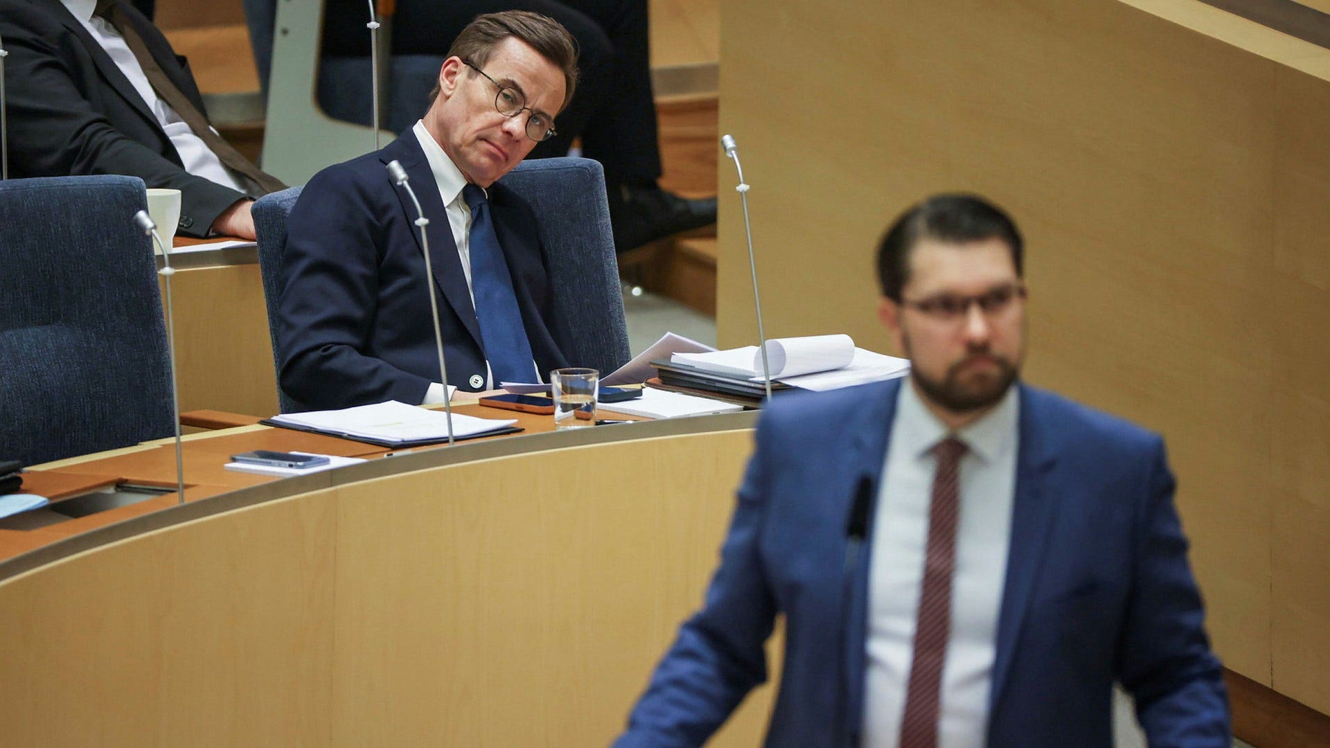 Statsminister Ulf Kristersson (M) och SD-ledaren Jimmie Åkesson under en partiledardebatt i riksdagen i fjol. Tidöavtalets saga, som inleddes i oktober 2022, borde vara all, anser insändarskribenten.