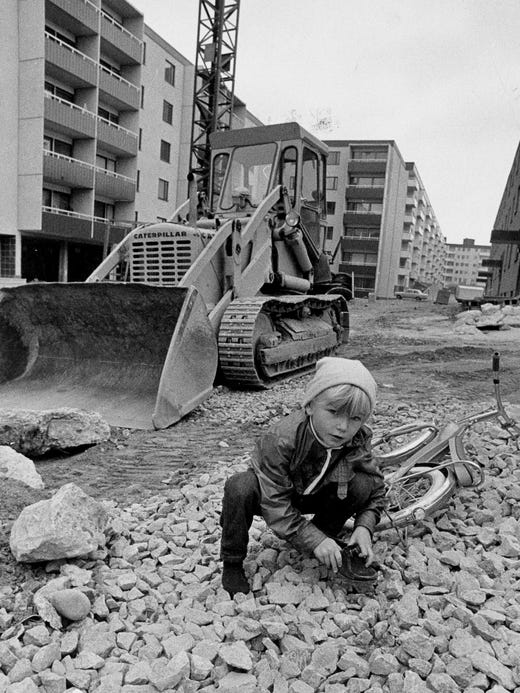 Under utbyggnaden av Järvafältet i Stockholmsområdet tvingades de nyinflyttade att bo på en byggarbetsplats under lång tid. En pojke i Tensta leker i gruset 1969.