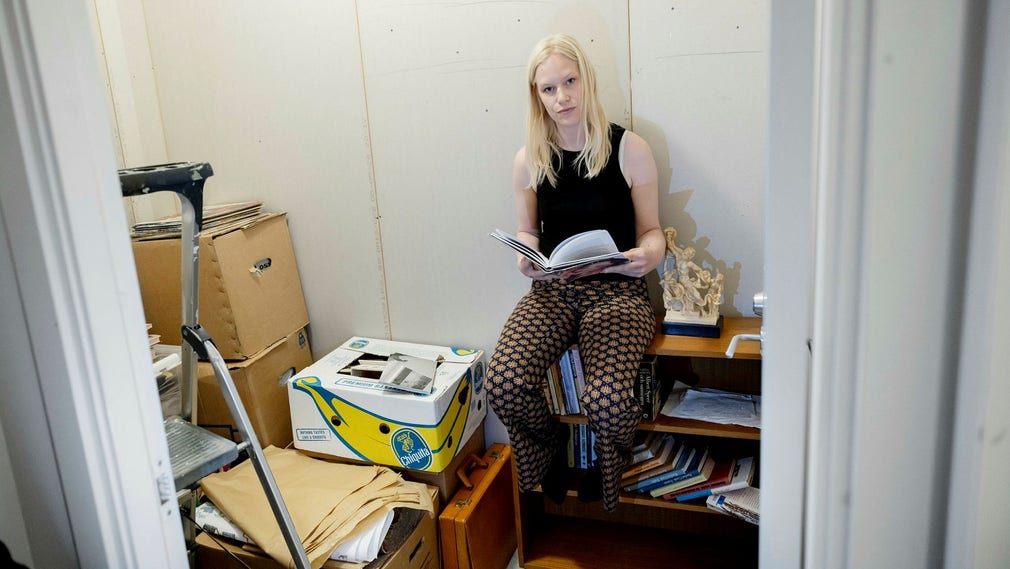 Anna Axfors flyttade i mars och fick då stränga order av sin syster om att rensa ut bland böckerna. Men hon fick plats med en bokhylla i den nya lägenheten och en liten i förrådet. Bland flyttkartongerna i förrådet hamnade böcker som kan bli användbara i kommande projekt.