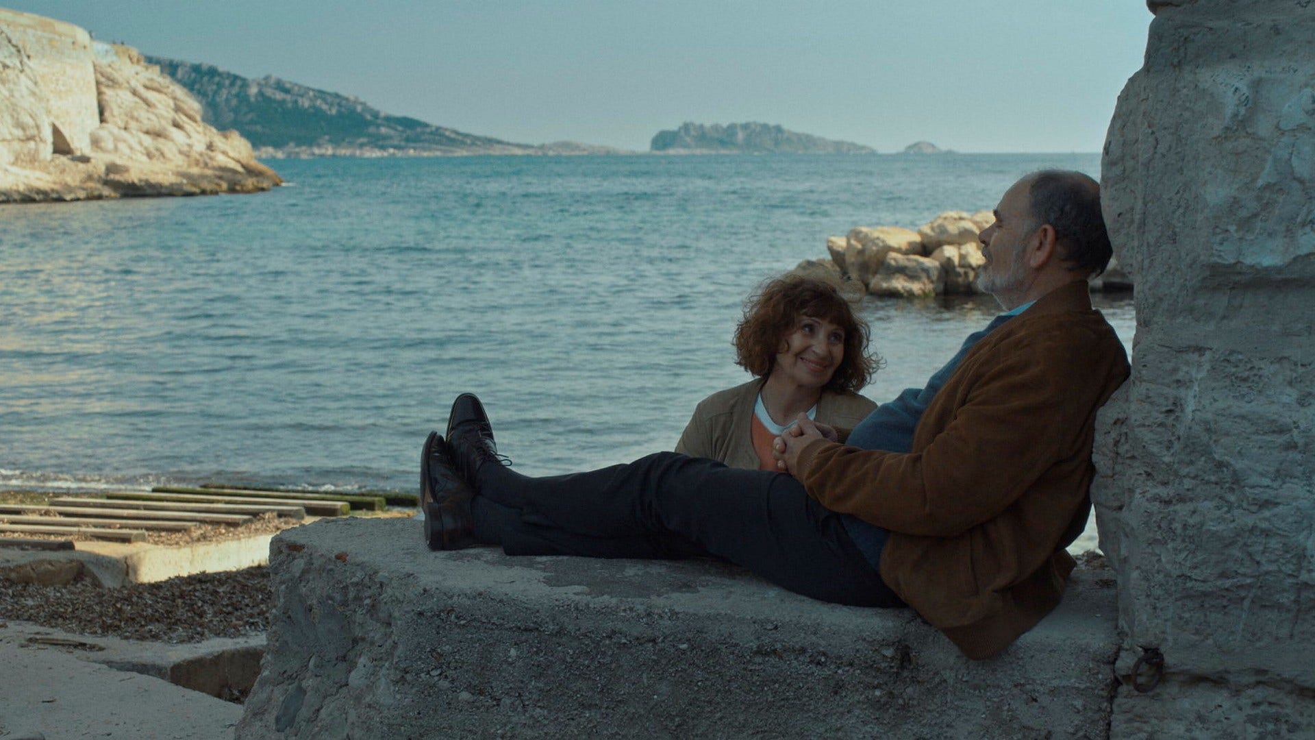 Robert Guédiguians ständigt återkommande skådespelare Ariane Ascaride och Jean-Pierre Darroussin spelar kärlekspar i ”Drömmen lever vidare”.
