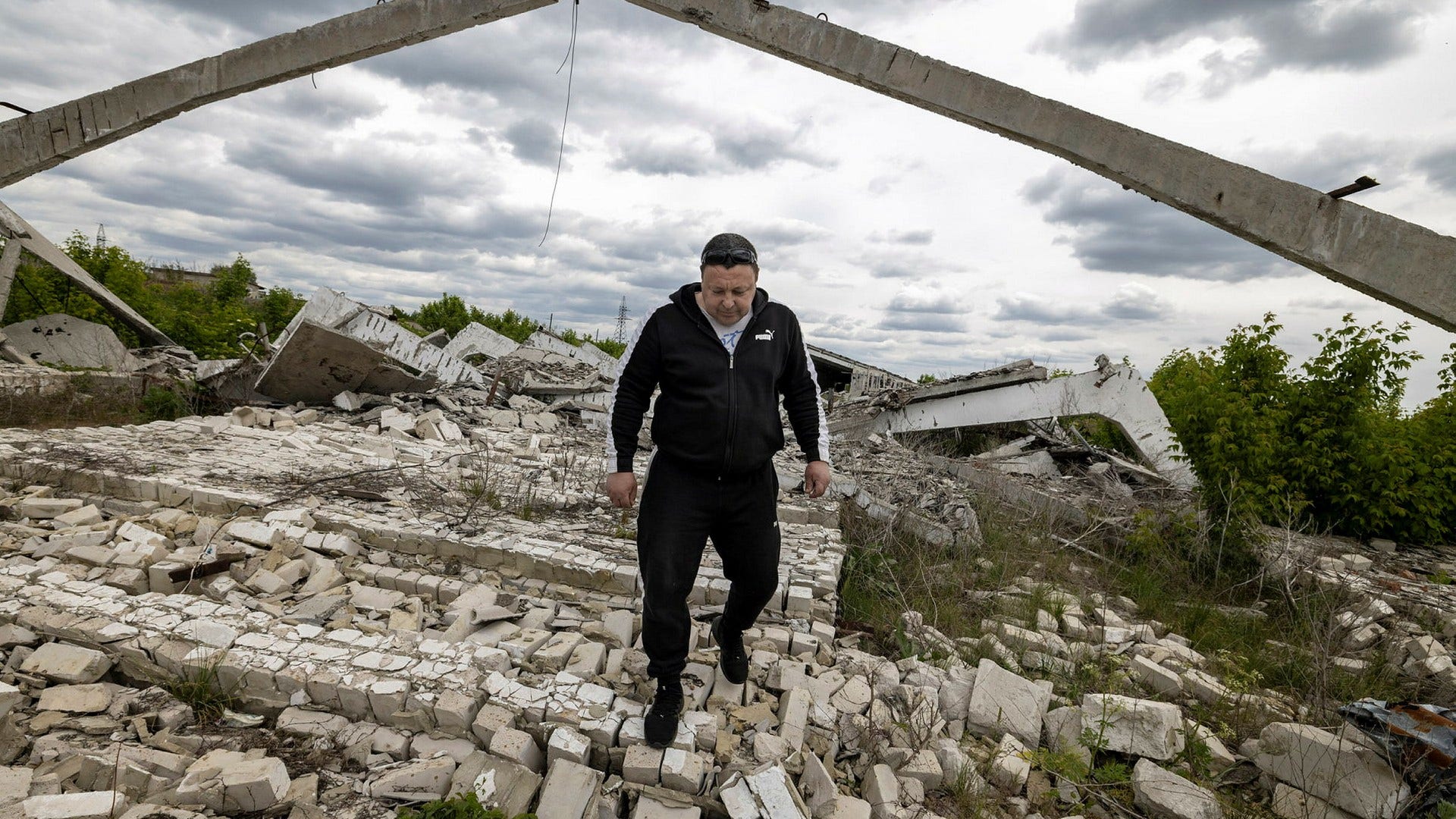 Oleksandr Kutjkov vandrar omkring i ruinerna efter sin förstörda ladugård utanför Kupjansk. Fram till september 2022 hade han 330 mjölkkor. Ryskt artilleri förstörde hans toppmoderna ladugård. De kor som överlevde var han tvungen att skicka till slakt.