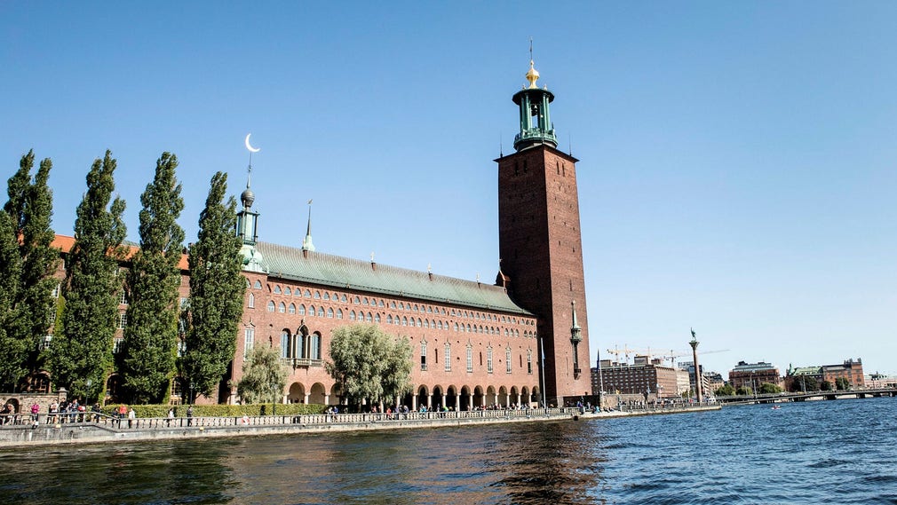När Stockholms stadshus firar 100-årsjubileum blir det (bland mycket annat) med att 200 par ges möjlighet att gifta sig.