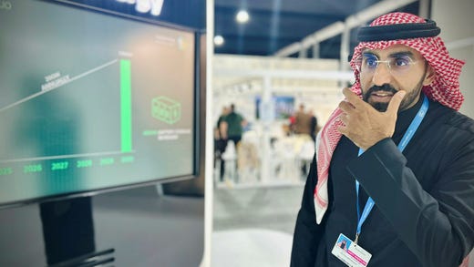 Ali Aziz Alkhathami, senior specialist på förnybar energi i Saudiarabiens delegation, visar upp landets engagemang för förnybar energi vid COP29 i Baku, Azerbajdzjan.