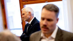 Socialdemokraternas ledare i Göteborg Jonas Attenius i bilden bakgrund, i förgrunden Vänsterpartiets Daniel Bernmar. De är ordförande respektive vice ordförande i kommunens moderbolag Stadshus AB.
