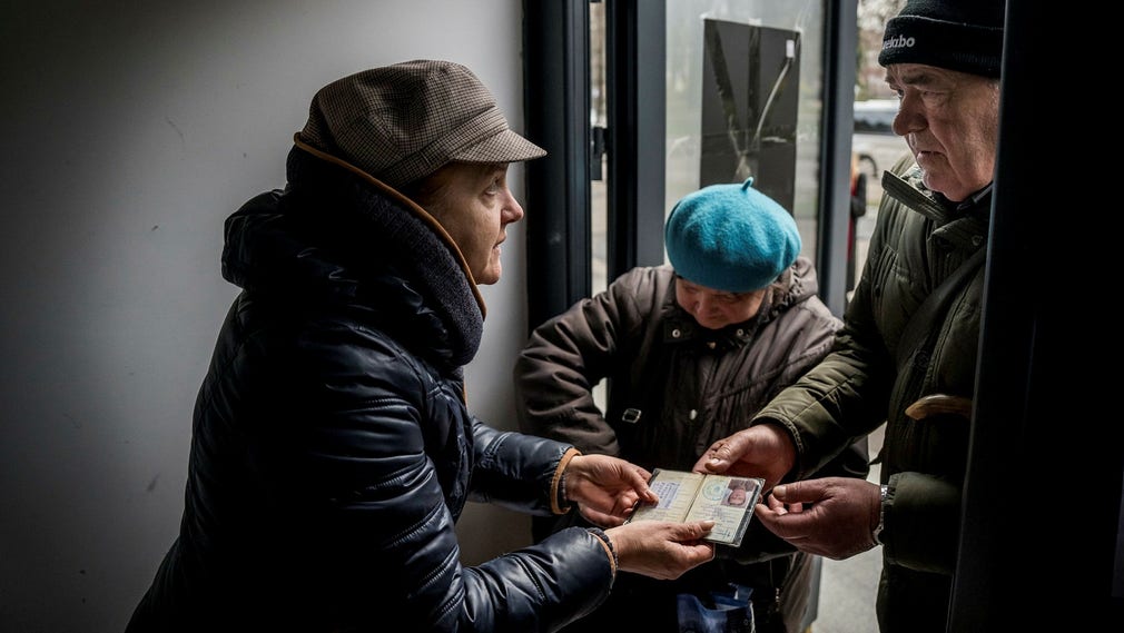 Tetiana Molodtjaja Kudkjavtseva kontrollerar id-handlingar och delar ut mat till drabbade i Tjernihiv, från bokaffären som förvandlats till volontärt centrum.