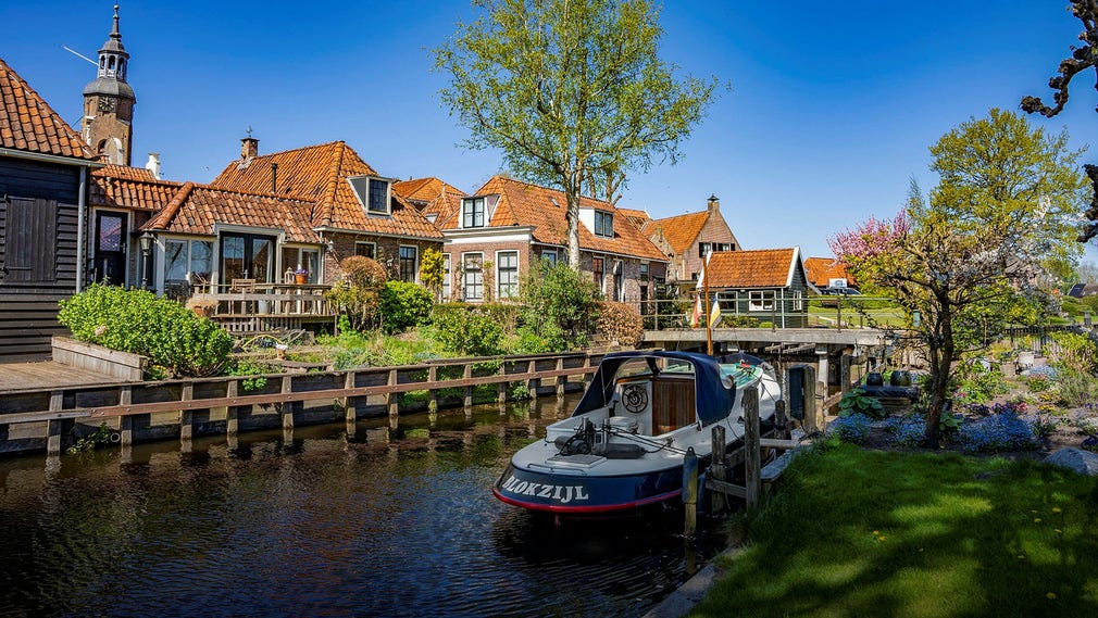 Byn Blokzijl anlades på 1580-talet och ligger på en ö omgiven av kanaler.
