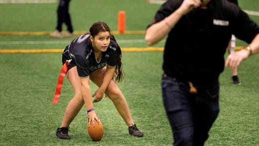 Jacqueline Molina med bollen under en av de många matcher som spelas i hallen i Upplands Väsby.