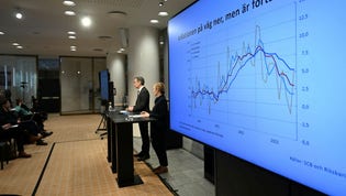 Riksbankschef Erik Thedéen och Åsa Olli Segendorf, chef för avdelningen för penningpolitik, i samband med räntebesked. Arkivbild.