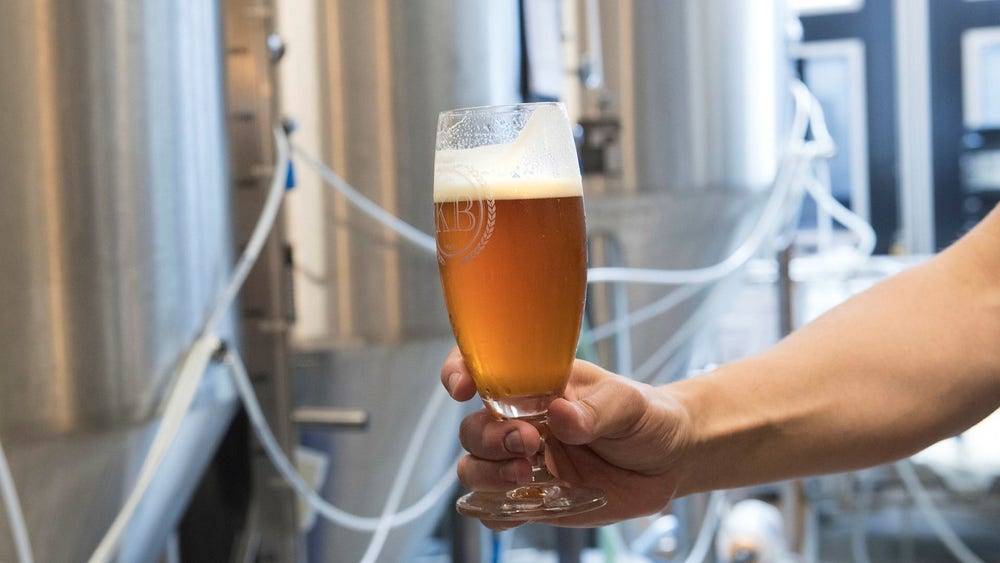 Regeringen föreslår sänkt skatt på mikrobyggd öl