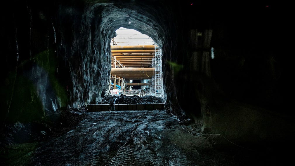 Här sprängs en öppning fram under Korsvägen i Göteborg i ett av de utrymmen som krävs för tågtunneln Västlänken.