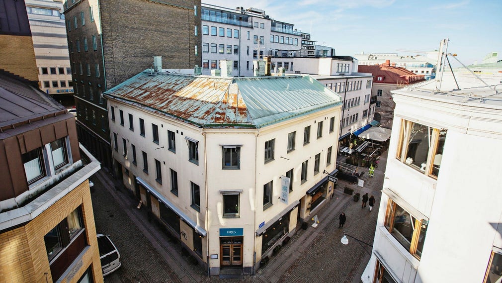 Här är det omstridda huset i korsningen Magasinsgatan/Kyrkogatan i Göteborg som stiftet vill bygga på med två våningar. En tanke är att den översta ska fungera som tjänstebostad för biskopen.
