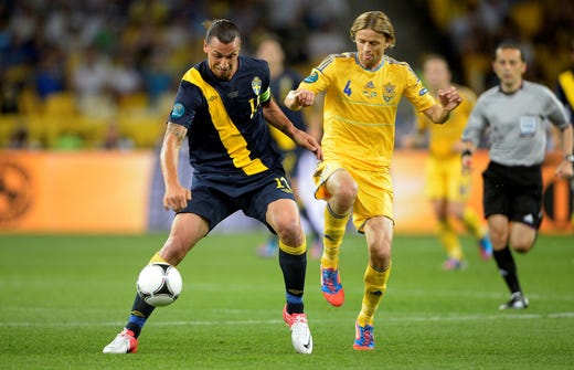 Tymoschtyuk i en duell med Zlatan Ibrahimovic under EM 2012.