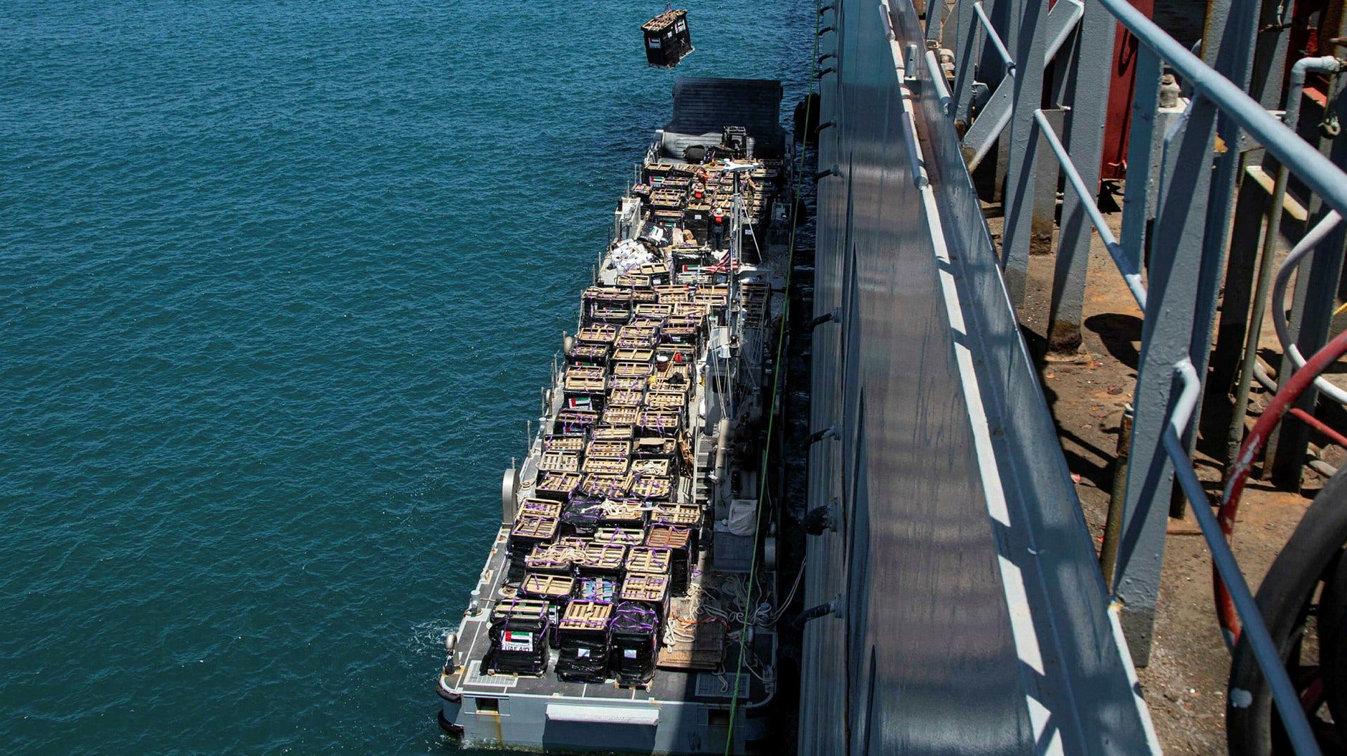 Fartyg med hjälpsändningar anlände med nödhjälp till Gaza på fredagen. Det kunde ske sedan en pir byggts vid kusten.