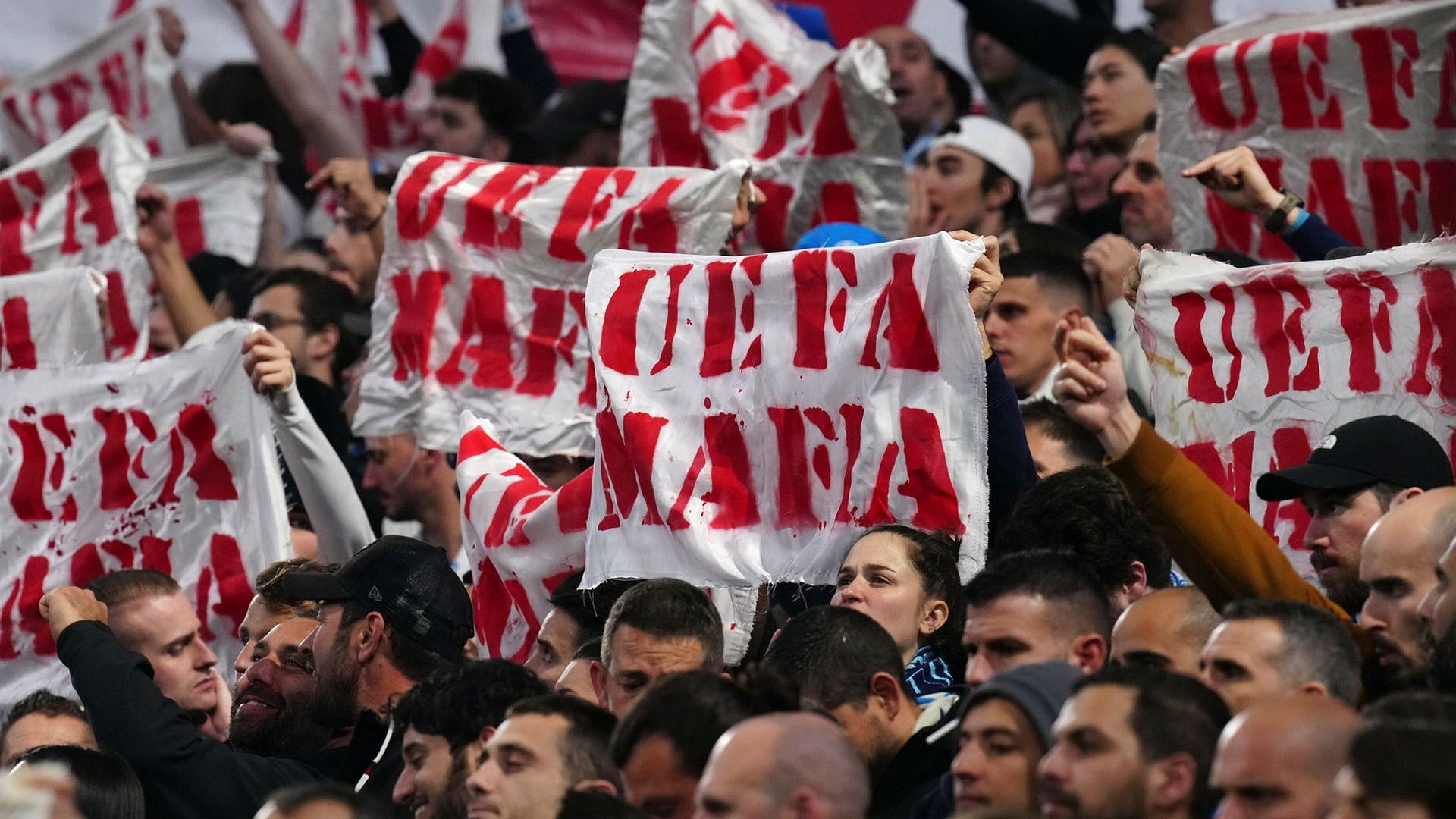 I tifosi dell'Olympique Marsiglia protestano congiuntamente in occasione della partita degli ottavi di finale di Europa League contro il Villarreal questa primavera.