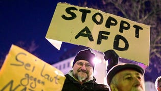 30 000 personer protesterade mot högernationalistiska AFD i Köln under tisdagskvällen. Fyra av tio tyskar vill utreda ett förbud mot partiet.
