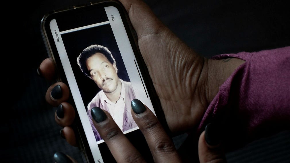 Dawit Isaaks dotter Betlehem Isaak med en bild på pappa i mobilen 2019.