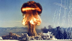 Amerikansk provsprängning av atombomb i Nevadaöknen 1953.