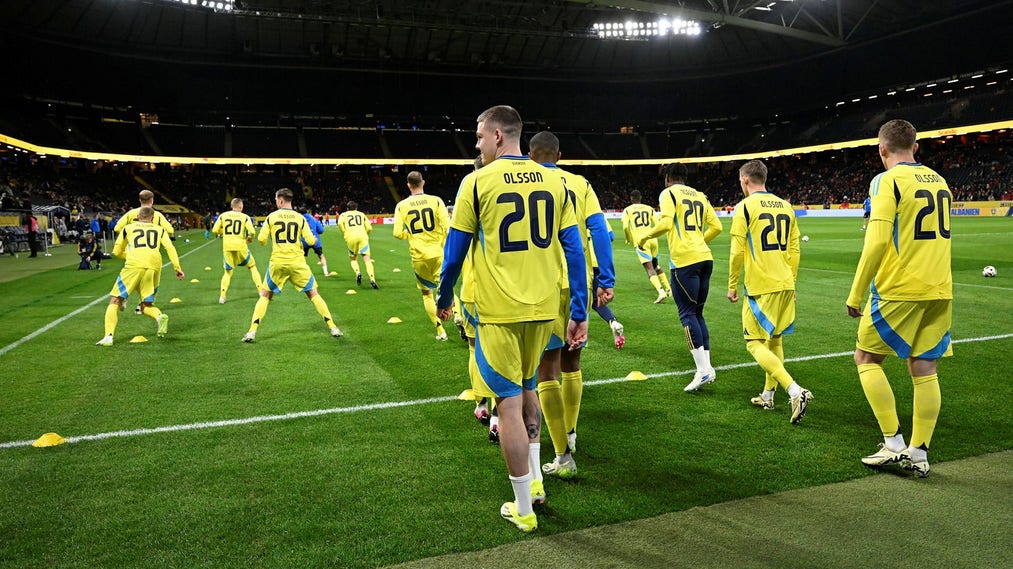 De svenska spelarna värmde upp i Kristoffer Olssons tröja inför avsparken mot Albanien.