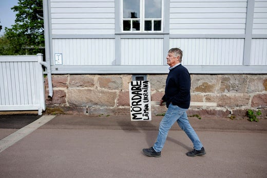 Moss Valen, insieme a circa 30 persone, manifesta ogni giorno davanti al consolato russo ad Åland.  