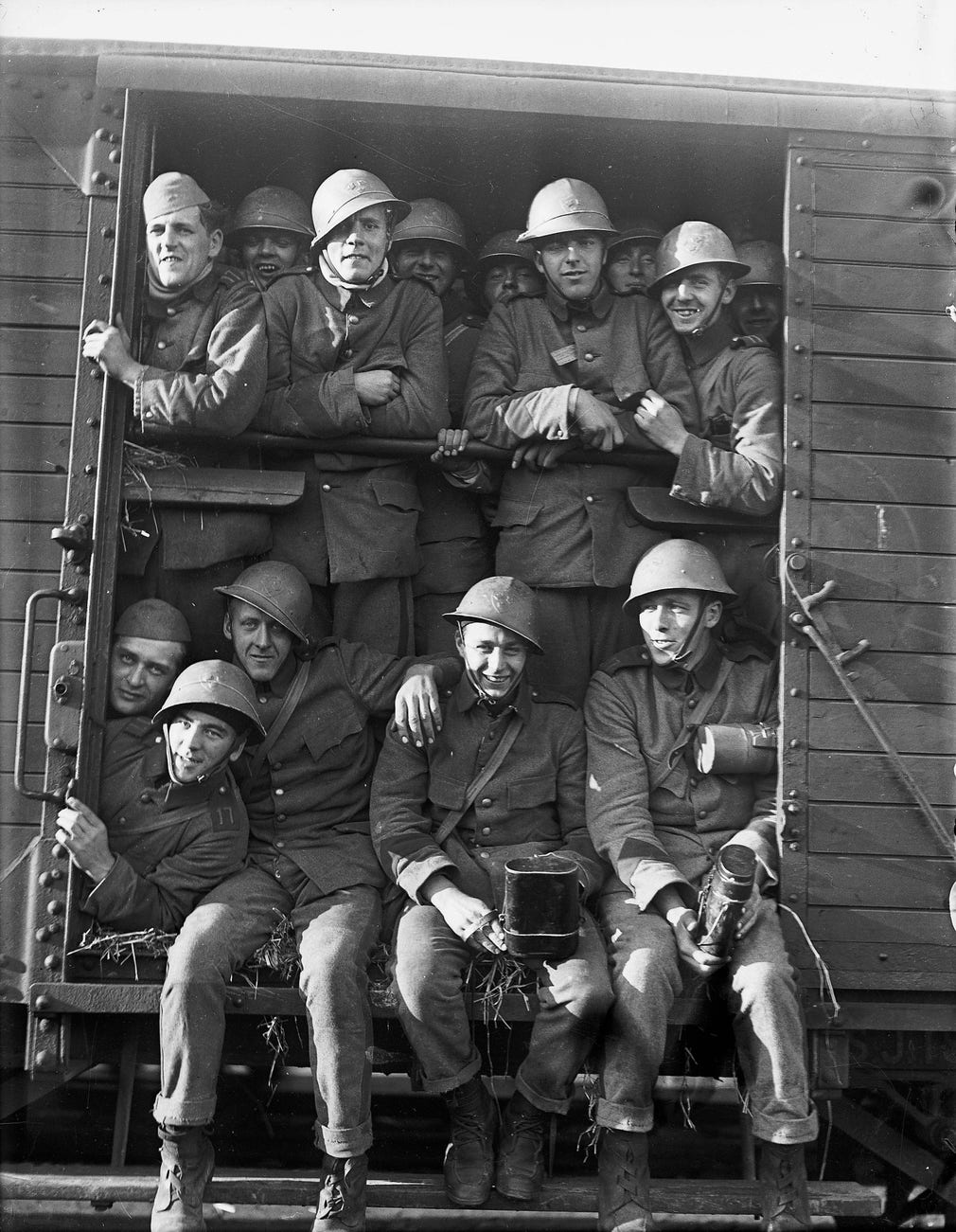 Militärer på tågvagn. Andra Världskriget.