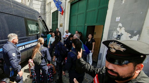 Le detenute sono state evacuate dal carcere femminile di Pozzuoli perché l'edificio doveva essere ispezionato.