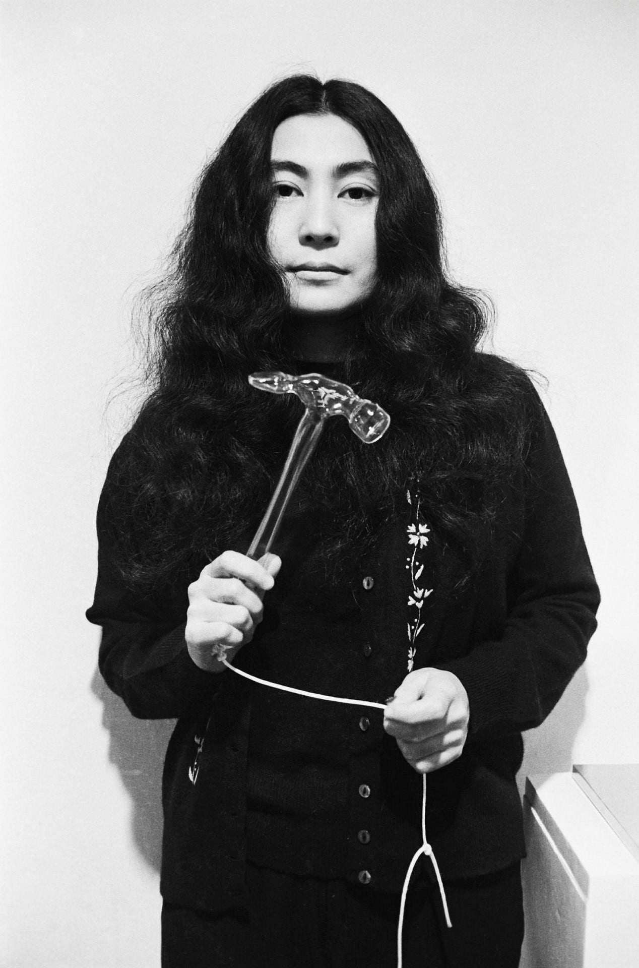 Yoko Ono med ”Glass hammer” från 1967.