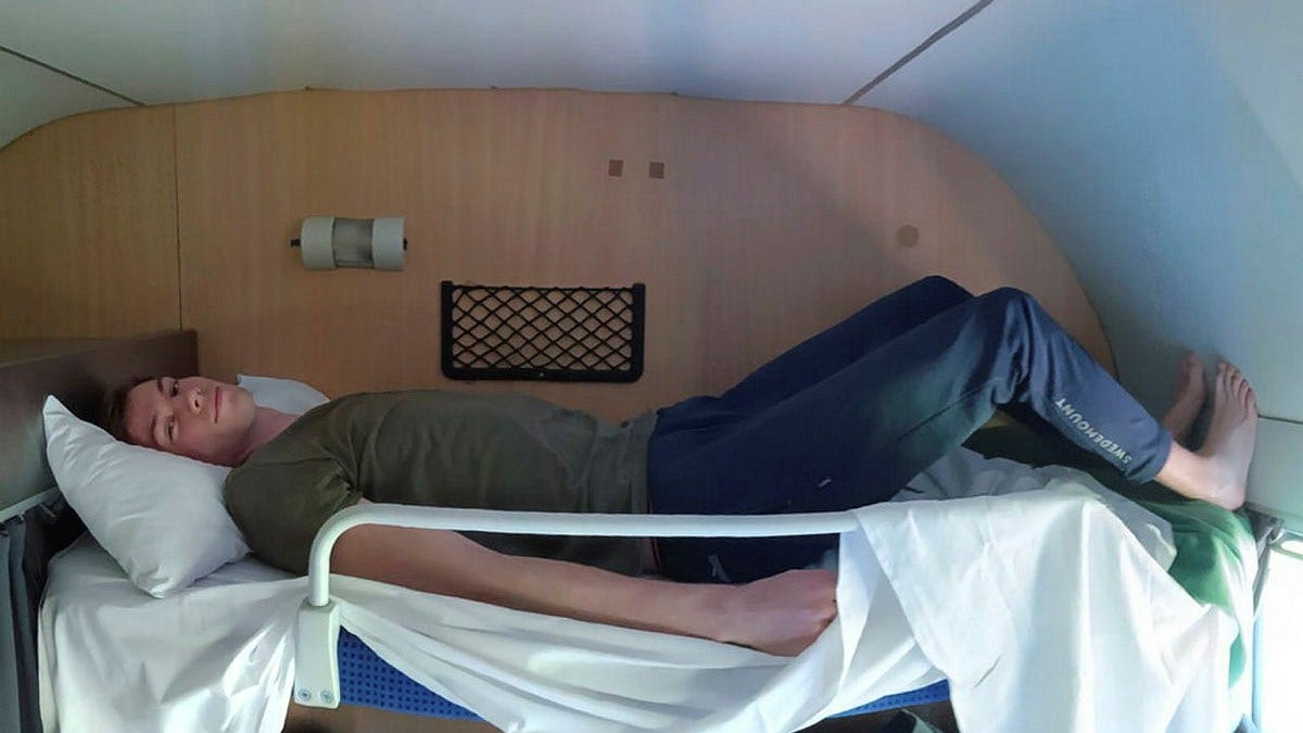 Så här såg det ut när 194 centimeter långe tågresenären Pontus Johansson nyligen testade överslafen på SJ:s nattåg till Berlin. Denna syn vill insändarskribenterna slippa se i Sverige.