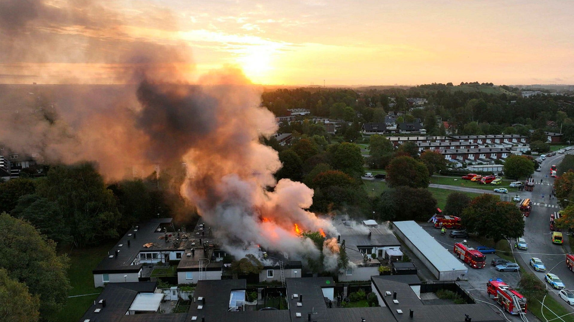 En drönarbild visar den våldsamma brand som ett sprängdåd orsakade i ett radhusområde i Hässelby i västra Stockholm hösten 2023.