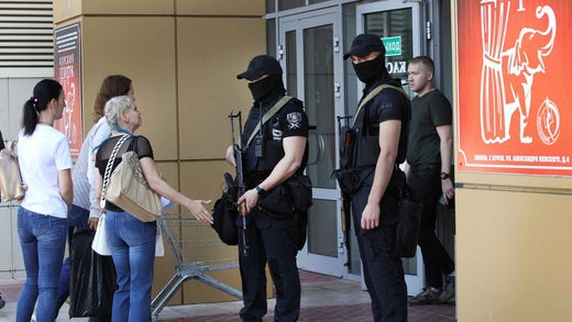 Le guardie sorvegliano l'ingresso di un centro a Kursk per le persone fuggite dai combattimenti.