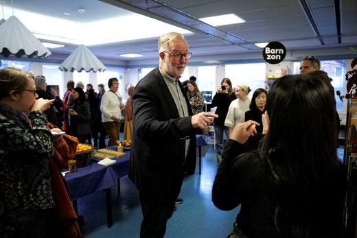 Utbildningsminister Johan Pehrson (L) besöker Rinkeby bibliotek för att lyssna till skolelevernas välkomnande av Nobelpristagaren i litteratur Han Kang.