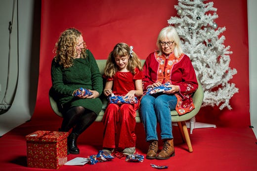 Elise Amedé, 9, mamma Karin Amedé, 40, och mormor Kerstin, 76, som fick öppna några biffar och berätta hur mycket de skulle betyda för dem.