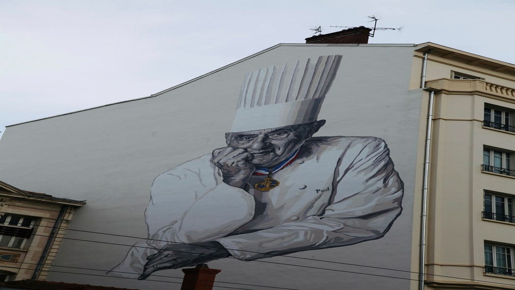 Stjärnkocken Paul Bocuse finns förstås också som väggmålning.