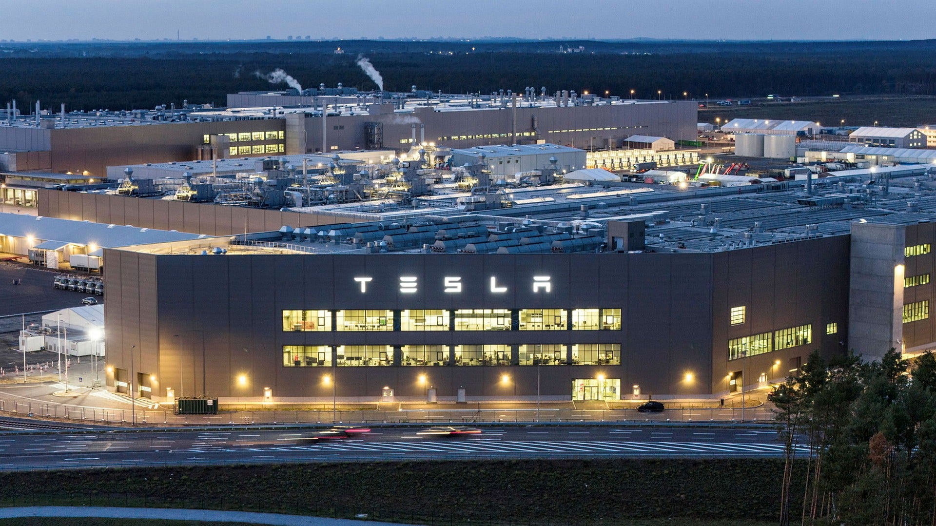 Den tyska Teslafabriken i Grünheide, sydost om Berlin, har omkring 11 000 anställda. Efter ett stort antal olyckor har bolaget fått hård kritik från facket.