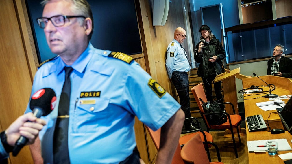Regionpolischef Klas Johansson (till höger) och Erik Nord, polisområdeschef för polisområdet Göteborg inom Polisregion Väst vid torsdagens presskonferens.