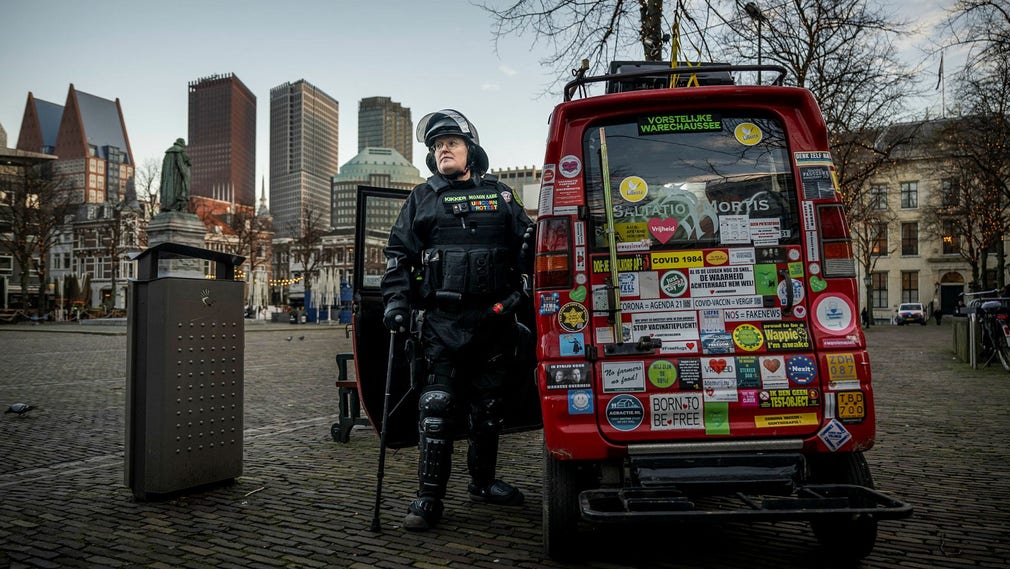 Petra Boonstra på torget i Haag har klätt ut sig till kravallpolis. Hon vill använda humor när hon protesterar och vara en spegel för poliserna, säger hon.