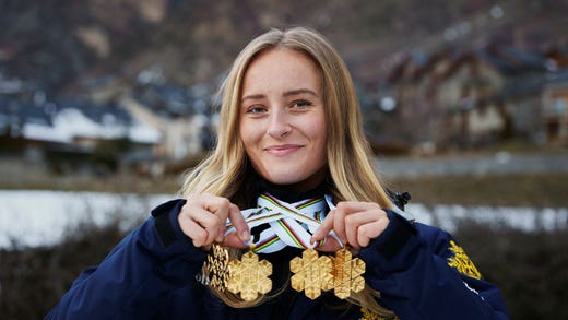 Ebba Årsjö har flera VM- och Paralympics-medaljer – samt en seger i den totala världscupen. På bilden visar hon upp sina medaljer från Para-VM 2023 i Espot, Spanien.