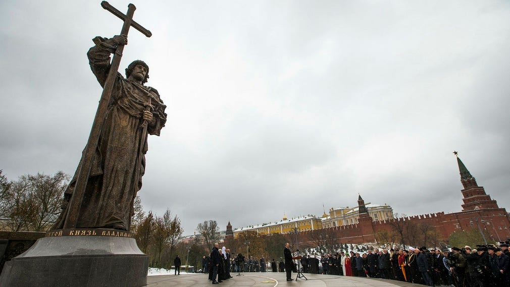 Ryssland president Vladimir Putin inviger ett monument av storfursten Vladimir utanför Kreml, november 2016.