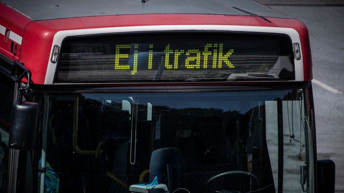 Busstrafiken måste bevaras på Stora Essingen i Stockholm, där det bor omkring 4 500 invånare, anser insändarskribenten som kräver svar av politikerna i Region Stockholm.
