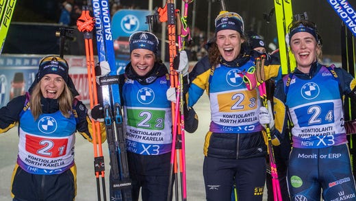 Sara Andersson (tvåa från vänster) tog karriärens första pallplats i världscupen när hon tillsammans med stjärnkompisarna Anna Magnusson, Hanna Öberg och Elvira Öberg vann stafettpremiären i Finland.