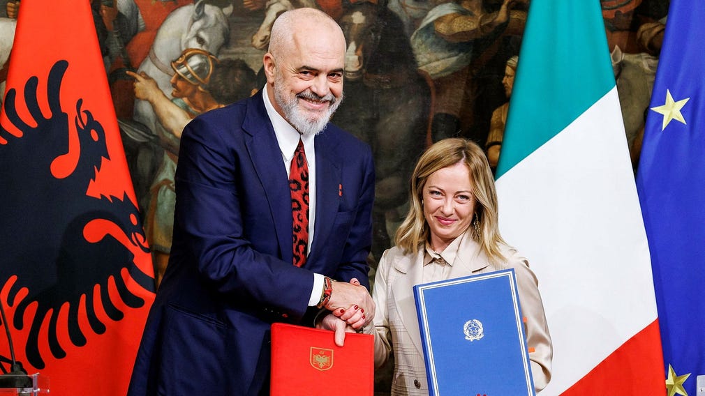 Il primo ministro albanese Edi Rama stringe la mano al primo ministro italiano Giorgia Meloni mentre i paesi avviano la cooperazione in materia di migrazione nel novembre 2023.