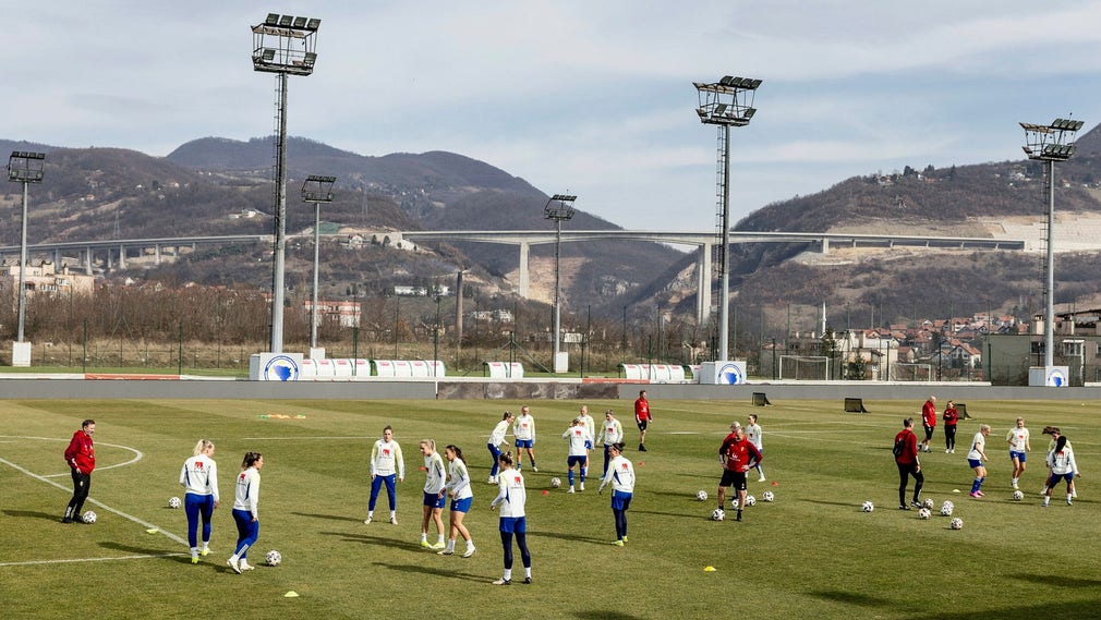 Det svenska landslaget i fotboll tränar på det bosniska fotbollsförbundets träningsanläggning i Zenica inför fredagens playoffmatch, på samma plan, mellan Sverige och Bosnien-Hercegovina.