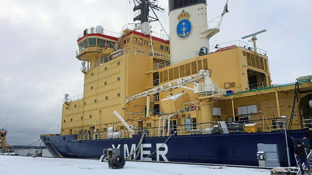 Sveriges isbrytarflotta är ålderstigen och investeringar i nya fartyg är mycket angelägna, skriver artikelförfattarna.
