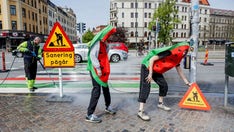 Aktionsgruppen Skiftet från Göteborg åkte till Malmö för att måla ett övergångsställe i Gazas färger som sedan sanerades bort.