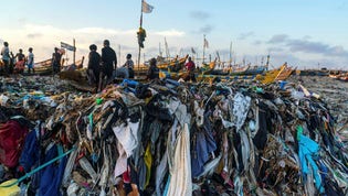 När högarna av förbrukade kläder förbränns skadas jorden, miljön och folken i Ghana och andra mottagarländer, skriver artikelförfattaren.