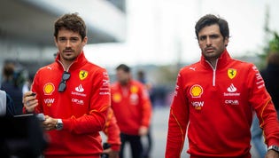 Carlos Sainz, till höger, har varit före sin stallkamrat i samtliga lopp som de båda har kört i år – ändå är det Charles Leclerc som sitter på ett längre kontrakt med Ferrari.
