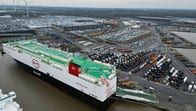 Här lastas 3 000 av den kinesiska tillverkaren Byds bilar av i hamnen i Bremen.