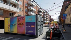 Festgatan Eurovision Street omfattas inte av väskförbudet, men de 10 000-tals besökare som väntas skyddas av färgglada containrar.